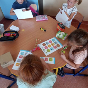 pokaż obrazek - Dzieci tworzą kostki emocji