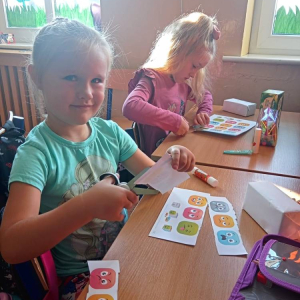 pokaż obrazek - Dzieci tworzą kostki emocji