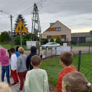 pokaż obrazek - Pierwszoklasiści poznają znaki drogowe
