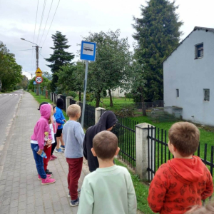 pokaż obrazek - Pierwszoklasiści poznają znaki drogowe