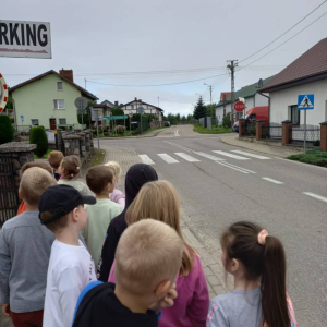 pokaż obrazek - Pierwszoklasiści poznają znaki drogowe