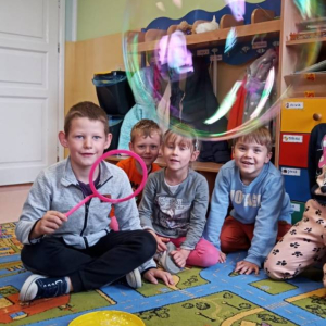pokaż obrazek - Bańki mydlane w oddziale przedszkolnym