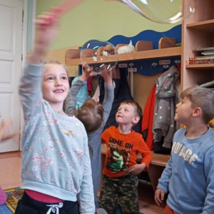 pokaż obrazek - Bańki mydlane w oddziale przedszkolnym