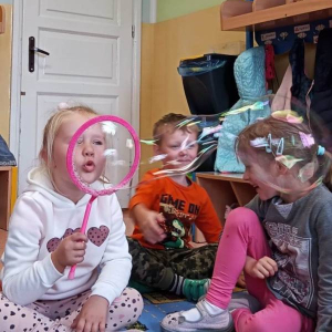 pokaż obrazek - Bańki mydlane w oddziale przedszkolnym