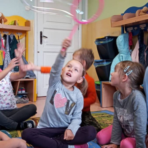 pokaż obrazek - Bańki mydlane w oddziale przedszkolnym
