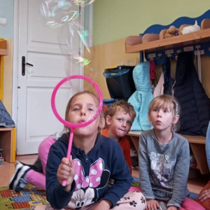 pokaż obrazek - Bańki mydlane w oddziale przedszkolnym