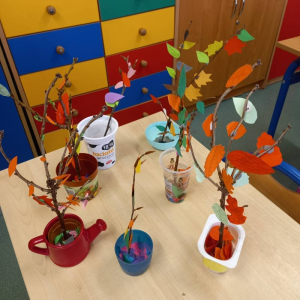 pokaż obrazek -  Jesienne drzewka bonsai w wykonaniu uczniów klasy 2 i 3