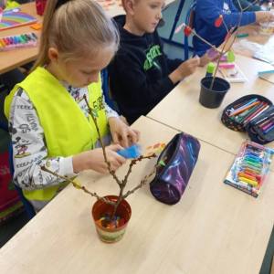 pokaż obrazek -  Jesienne drzewka bonsai w wykonaniu uczniów klasy 2 i 3