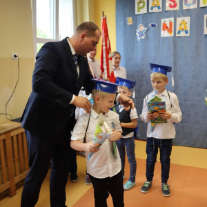 pokaż obrazek - Ślubowanie i pasowanie na ucznia