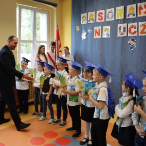 pokaż obrazek - Ślubowanie i pasowanie na ucznia