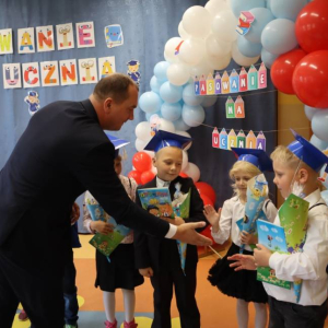 pokaż obrazek - Ślubowanie i pasowanie na ucznia