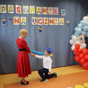 pokaż obrazek - Ślubowanie i pasowanie na ucznia