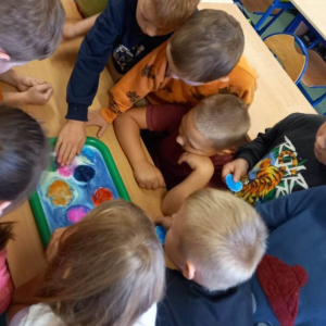 pokaż obrazek - Mleczna tęcza – eksperyment uczniów klasy 1 