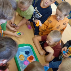 pokaż obrazek - Mleczna tęcza – eksperyment uczniów klasy 1 