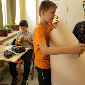 pokaż obrazek - Uczniowie wykonują zadanie