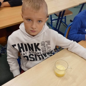 pokaż obrazek - Dzieci przygotowują sok