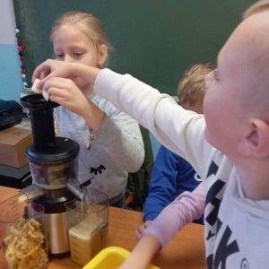 pokaż obrazek - Dzieci przygotowują sok