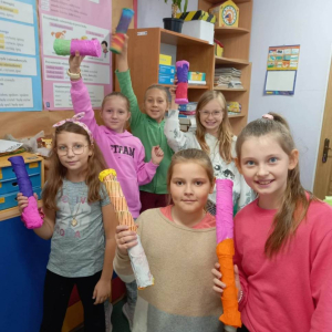 pokaż obrazek - Deszczowe kije w wykonaniu uczniów klasy 2 i 3