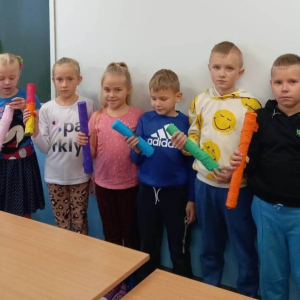 pokaż obrazek - Deszczowe kije w wykonaniu uczniów klasy 2 i 3