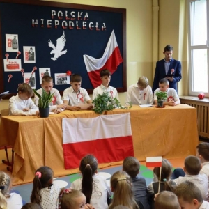 pokaż obrazek - Szkolne obchody Narodowego Święta Niepodległości