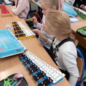 pokaż obrazek -  Muzycznie w klasie 2 i 3 