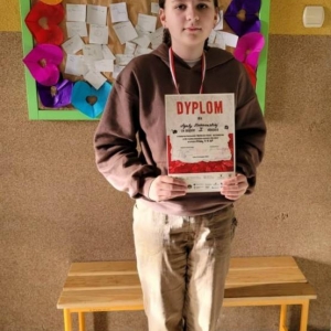 pokaż obrazek - Uczennica z dyplomem