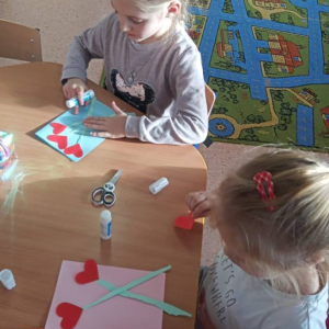 pokaż obrazek - Laurka – Bukiecik z serduszek dla mamy, taty, siostry i brata 