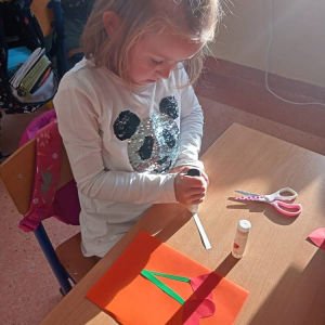 pokaż obrazek - Laurka – Bukiecik z serduszek dla mamy, taty, siostry i brata 