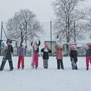 pokaż obrazek - Zabawy przedszkolaków na śniegu 