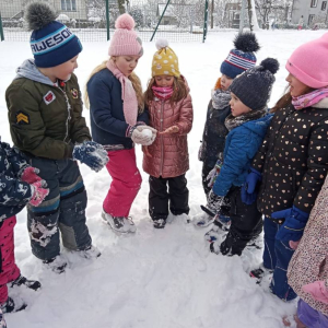 pokaż obrazek - Zabawy przedszkolaków na śniegu 