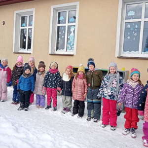 pokaż obrazek - Zabawy przedszkolaków na śniegu 