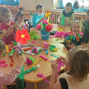 pokaż obrazek -  Kwiaty z bibuły – warsztaty